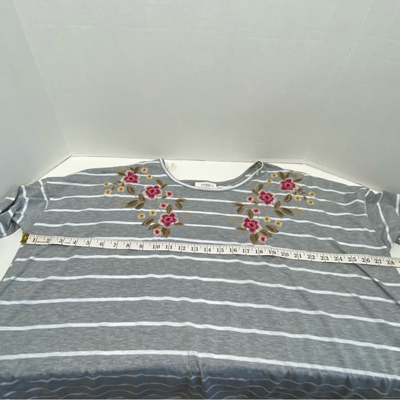 Umgee XL Gray Stripe w/Floral Embroidery Detail Cream Shear Hem Line Relaxed Fit - Picture 12 of 13